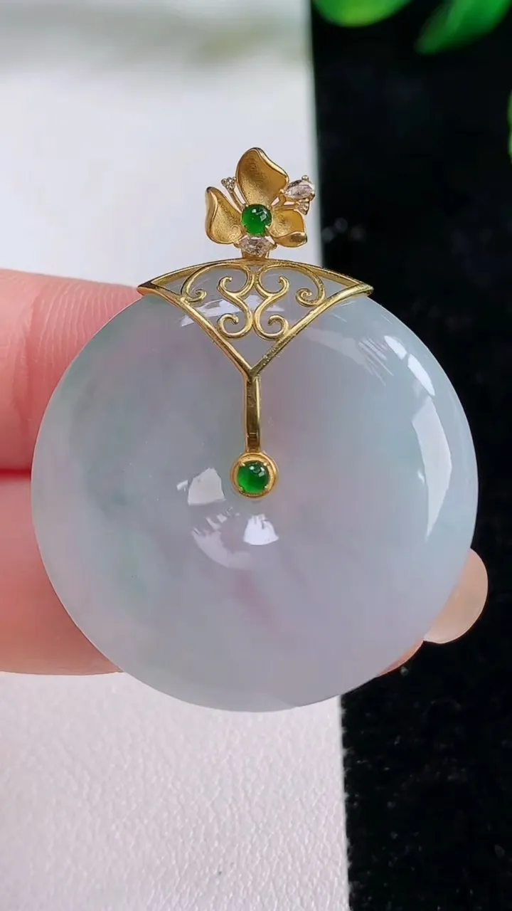 天然A货翡翠平安扣吊坠，尺寸31-2，重量:13.20g
8月28日