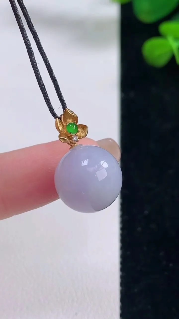 天然A货翡翠18k金紫罗兰圆珠吊坠，尺寸12.8，重量:4.05g8月28日
工厂直销收藏佳品,种好水足，色泽均匀，有种有色，上手高大气！