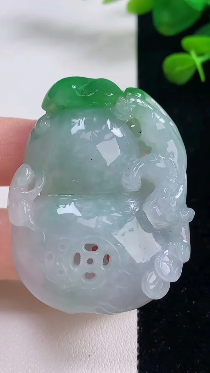 天然A货翡翠葫芦吊坠，尺寸49-38.8-12，重量:41.71g
8月28日