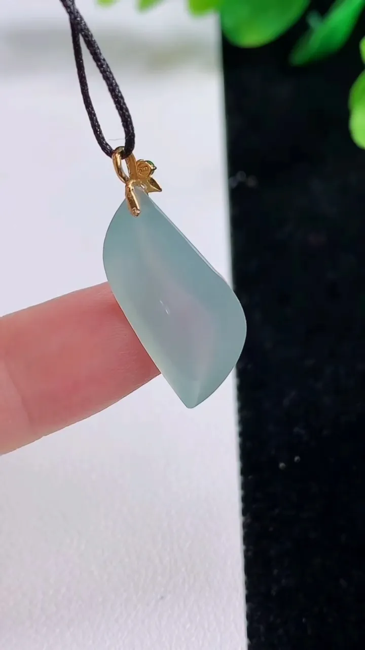 天然A货翡翠随形吊坠，尺寸22.8-6，重量:2.15g
8月28日