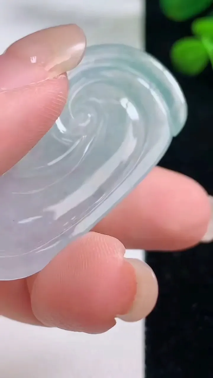 天然A货翡翠如意吊坠，尺寸44.4-23.5-4.2，重量:10.19g
8月28日