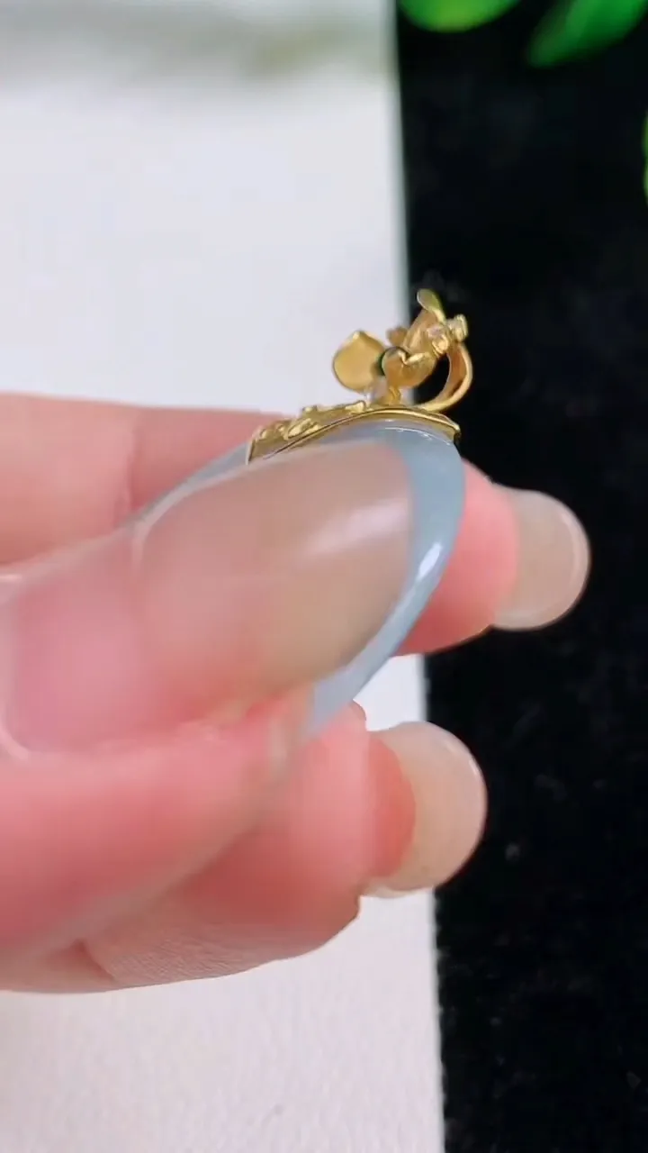 天然A货翡翠平安扣吊坠，尺寸31-2，重量:13.20g
8月28日