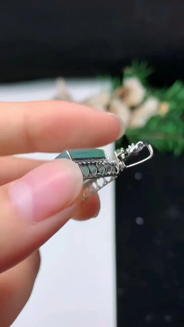 天然A货翡翠飘花无事牌吊坠，尺寸31-22-9.3，裸石19.8-20，重量:4.16g
8月28日