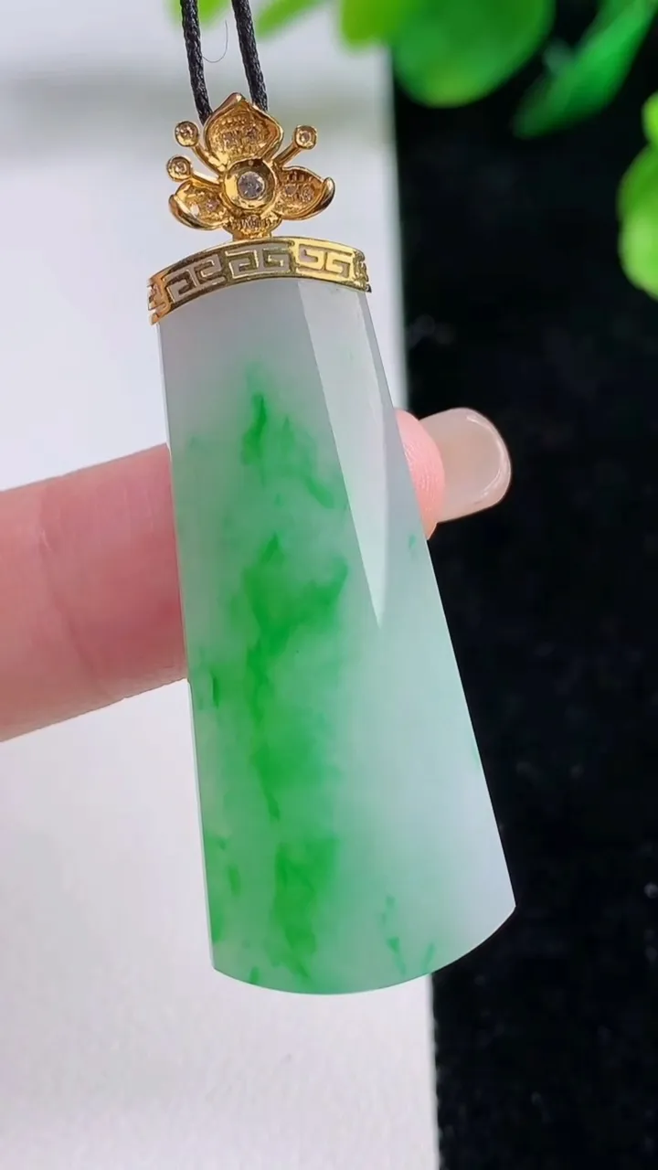 天然A货翡翠无事牌吊坠，尺寸36-19.3-4，重量:6.46g
8月28日