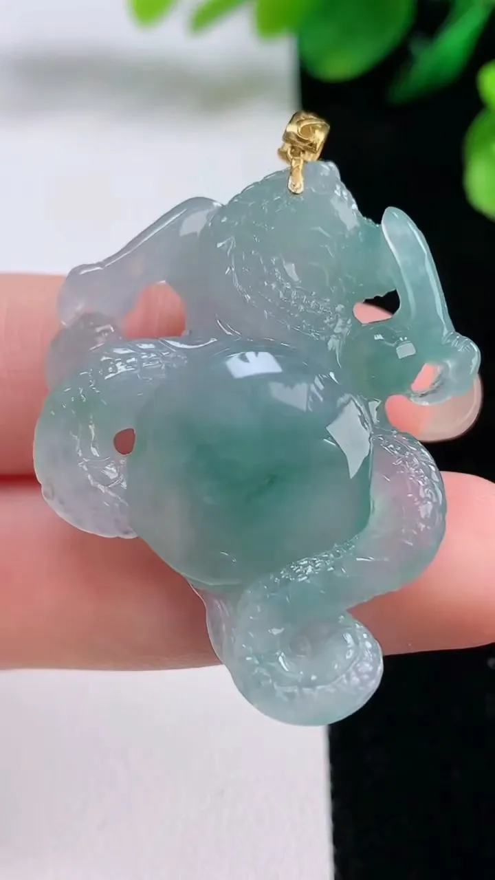 天然A货翡翠龙牌吊坠，尺寸39-29.5-8.2，重量:10.88g
8月28日