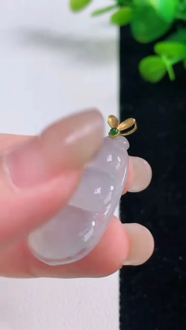 天然A货翡翠种白冰福豆 四季豆吊坠，尺寸30.7-15.7-4，重量:3.91g
8月28日