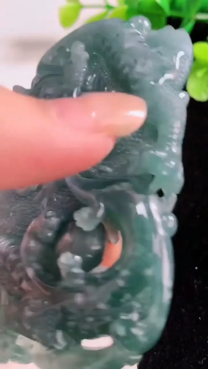 天然A货翡翠蓝水龙牌吊坠，尺寸82.5-48-13.5，重:82.56g
8月28日