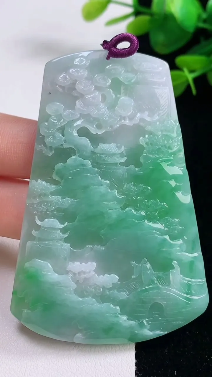 天然A货翡翠山水牌吊坠，尺寸72.2-49-4.6，重量:35.33g
8月29日