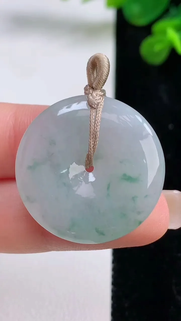 天然A货翡翠冰种飘花平安扣吊坠，尺寸27.8-4.7，重量:7.67g
8月29日