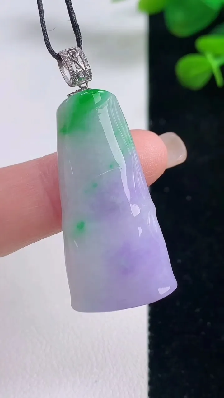 天然A货翡翠18k金春带彩 紫罗兰节节高升 竹节吊坠，尺寸36-17-4.2，重量:6.91g
8月
