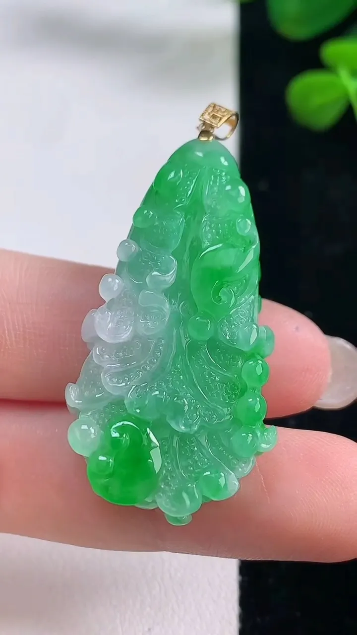 天然A货翡翠白菜吊坠，尺寸38.5-20-8.8，重量:12.73g
8月29日