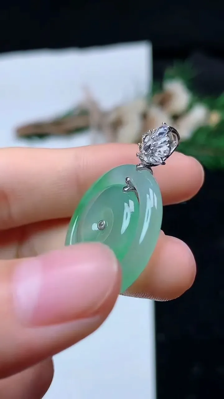 天然A货翡翠母子平安扣吊坠，尺寸24.6-3.7，重量:4.70g
8月29日