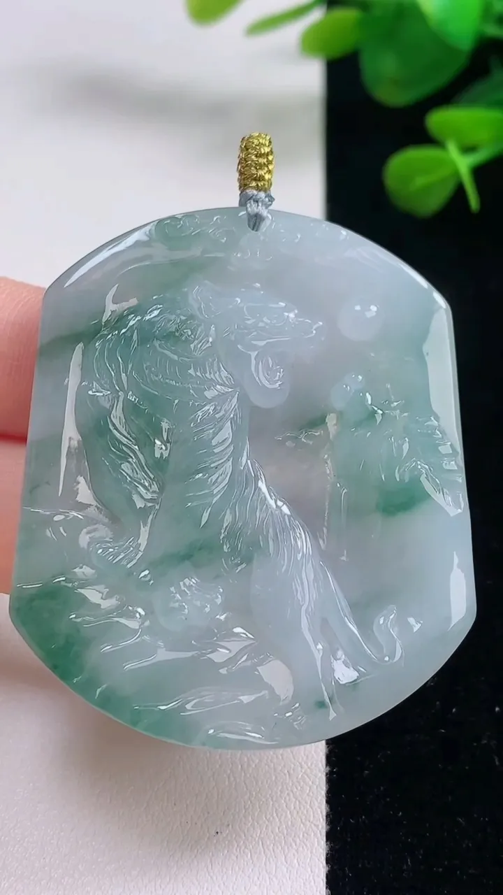 天然A货翡翠冰种飘花生肖虎 虎牌吊坠，尺寸51-43.2-5.2，重量:29.17g
8月29日