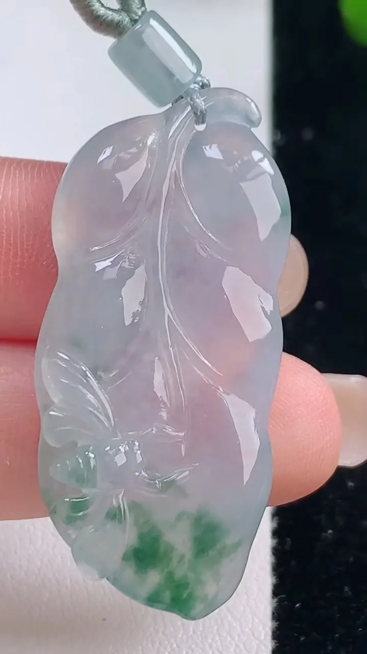 天然A货翡翠冰种飘花金枝玉叶 叶子吊坠，尺寸40.3-19-5，重量:8.30g
8月29日