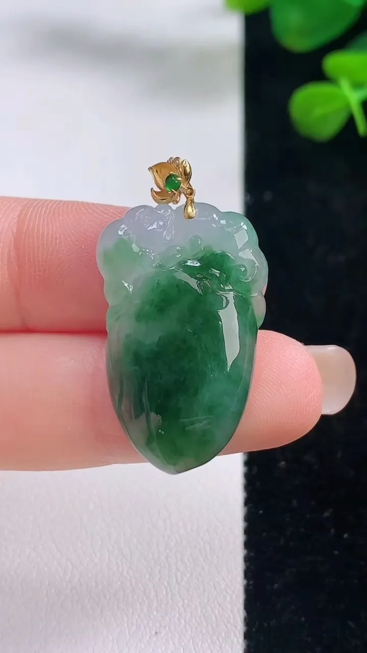 天然A货翡翠种飘花福瓜吊坠，尺寸28-16.5-5，重量:5.21g
8月29日