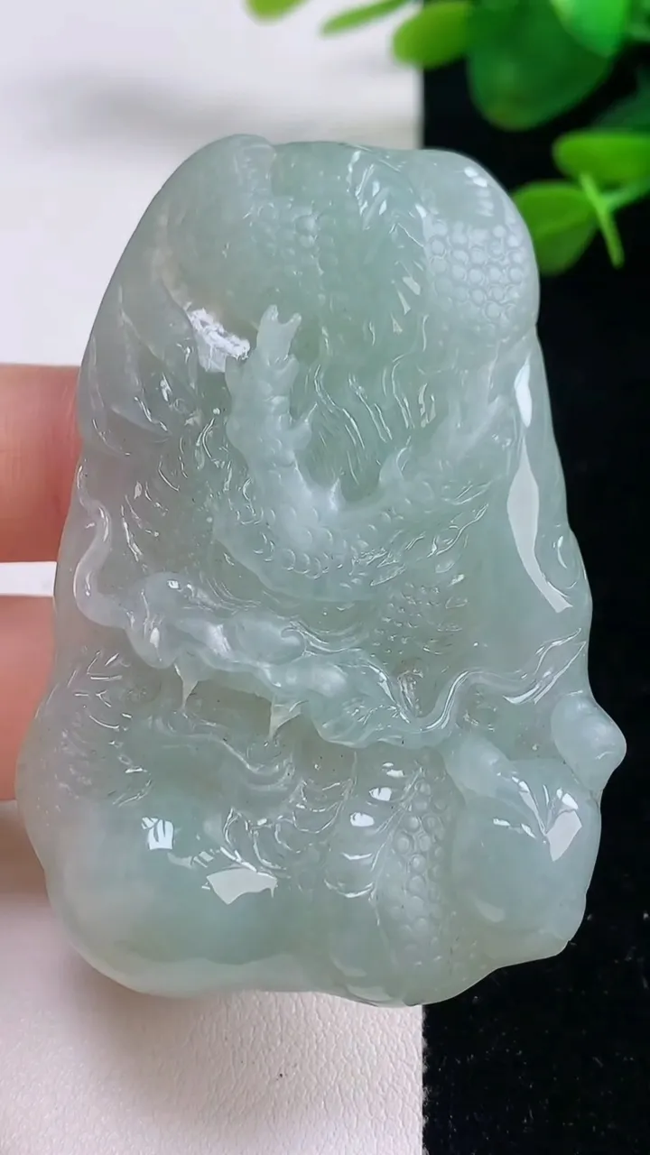 天然A货翡翠龙牌吊坠，尺寸61-43.3-10.2，重量:50.10g
8月29日