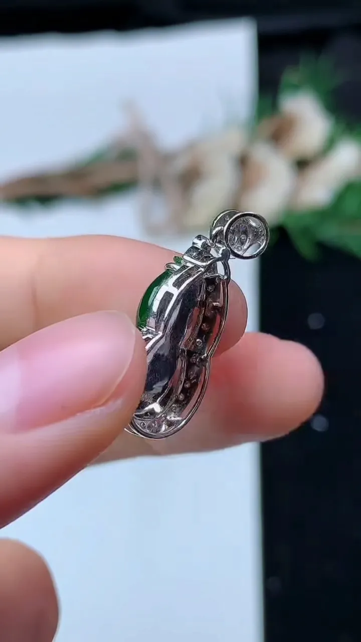 天然A货翡翠葫芦吊坠，尺寸25-12.4-6.2，裸石16-10，重量:2.56g
8月29日
