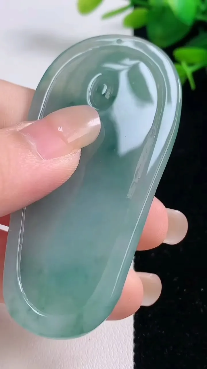 天然A货翡翠冰种飘花普贤菩萨吊坠，尺寸69.6-34.3-5.8，重量:30.04g
8月29日