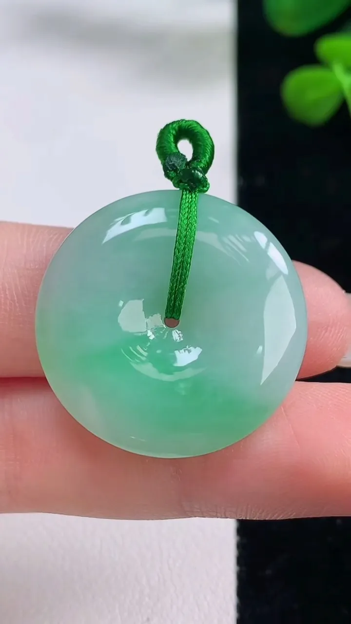 天然A货翡翠平安扣吊坠，尺寸27.3-5，重量:7.84g
8月29日