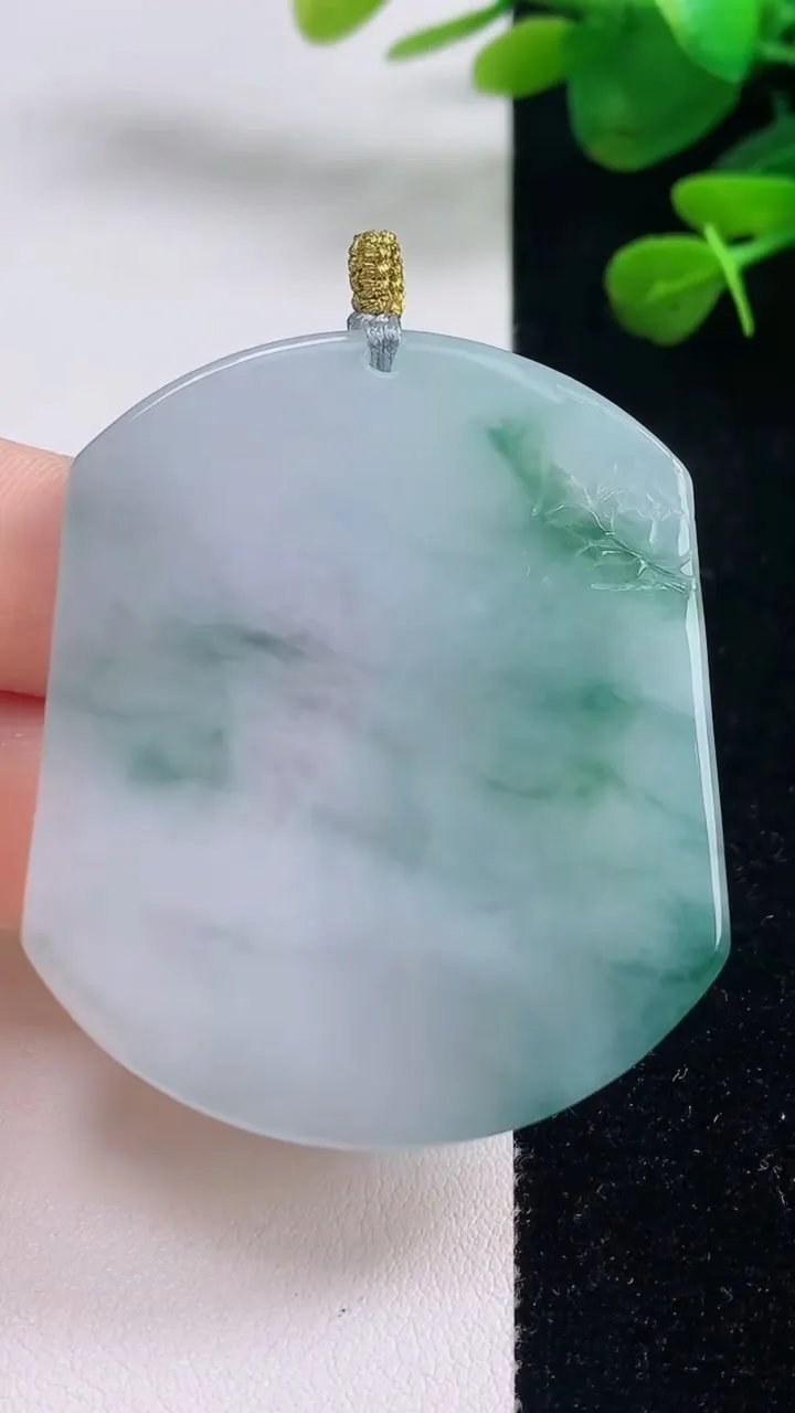 天然A货翡翠冰种飘花生肖虎 虎牌吊坠，尺寸51-43.2-5.2，重量:29.17g
8月29日
