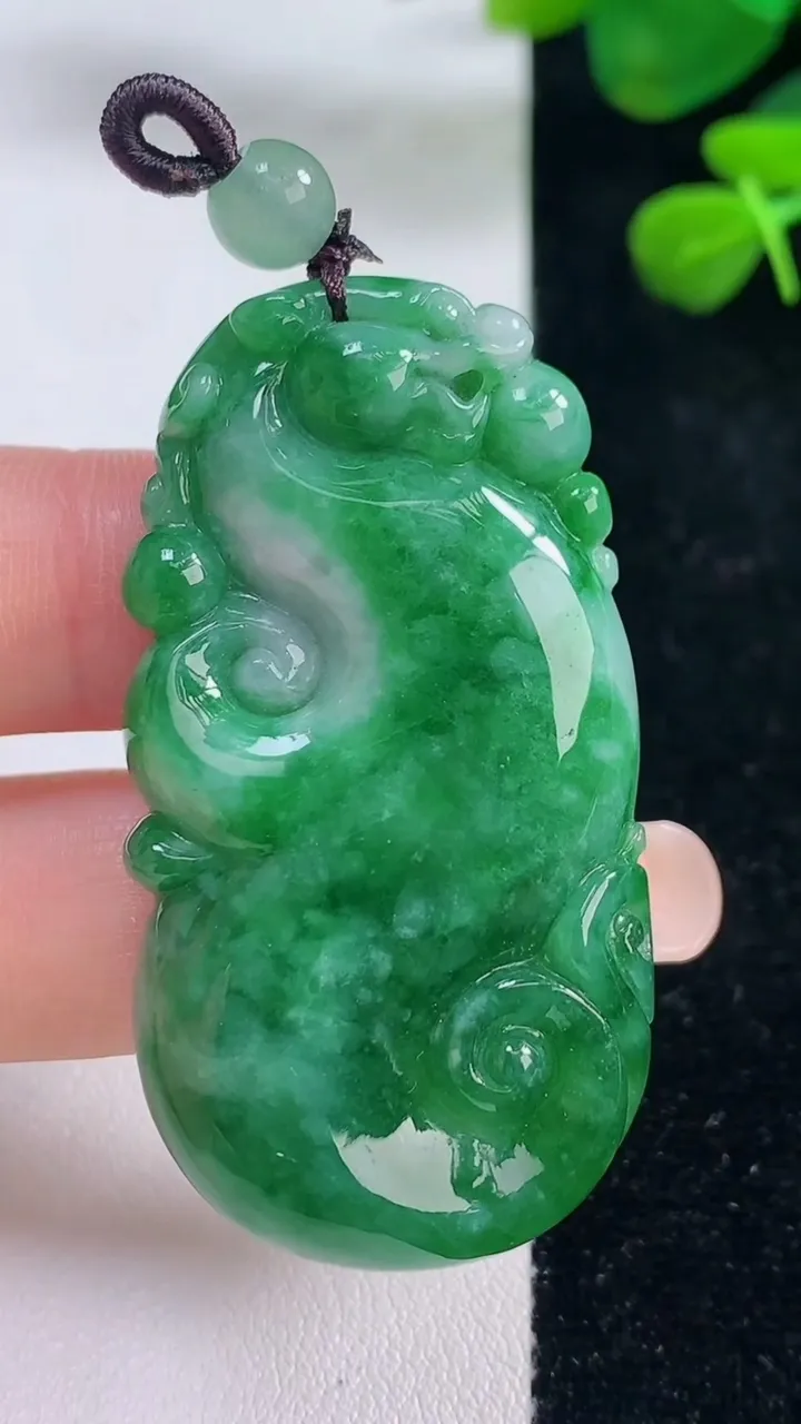 天然A货翡翠如意吊坠，尺寸50.3-26.2-8.7，重量:24.82g
8月29日