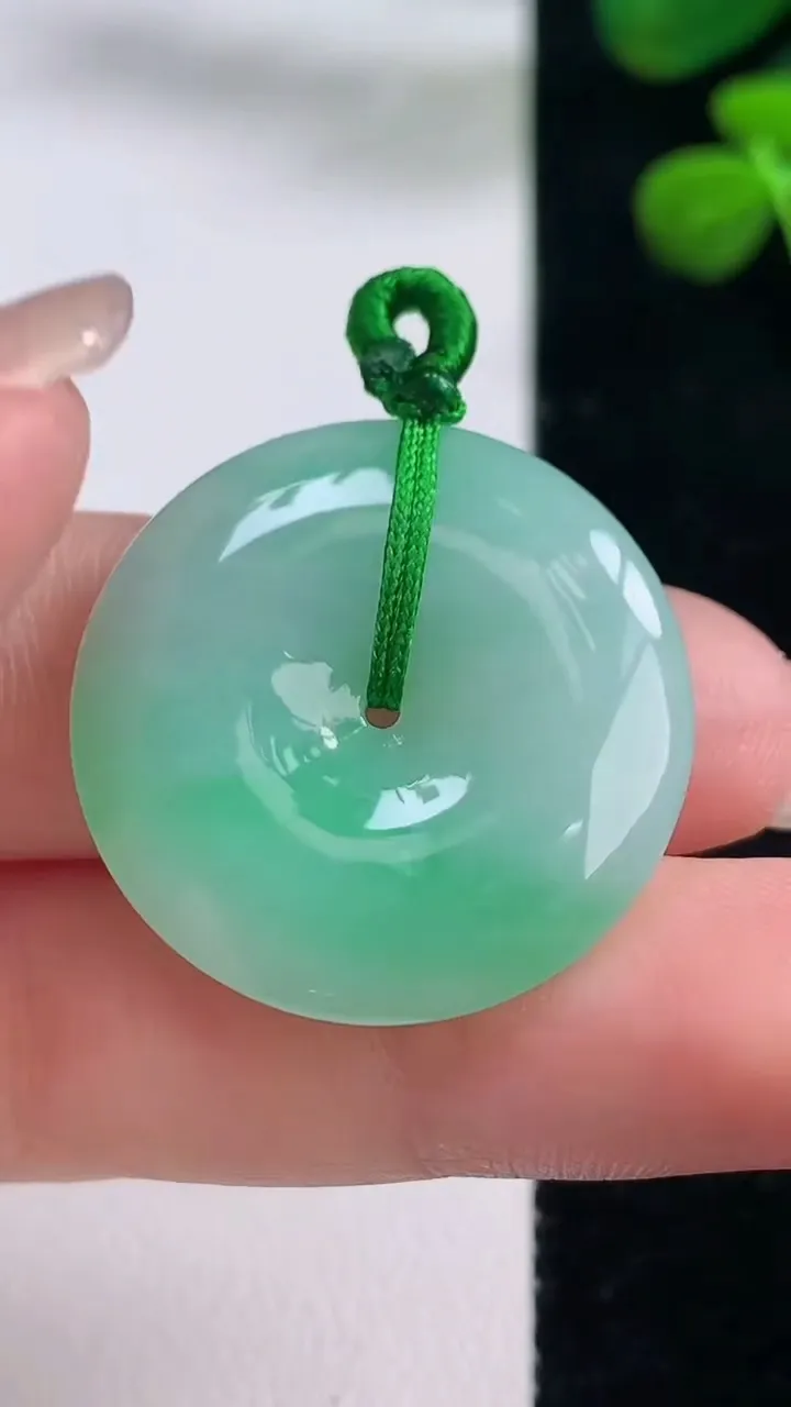 天然A货翡翠平安扣吊坠，尺寸27.3-5，重量:7.84g
8月29日