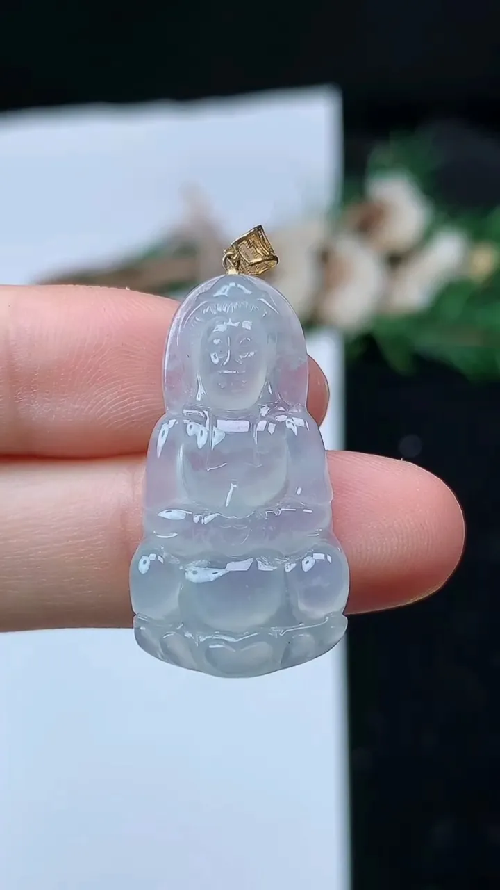 天然A货翡翠白冰观音菩萨吊坠，尺寸29.4-15.3-3.6，重量:2.79g
8月29日