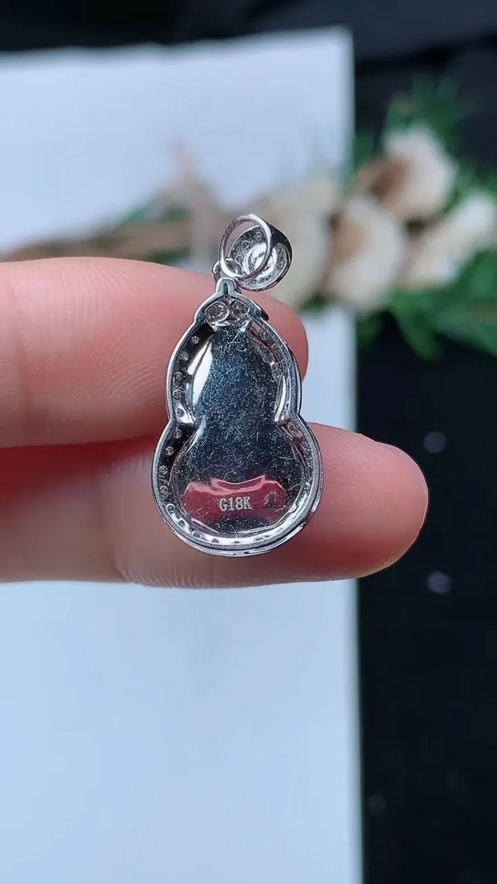 天然A货翡翠葫芦吊坠，尺寸25-12.4-6.2，裸石16-10，重量:2.56g
8月29日