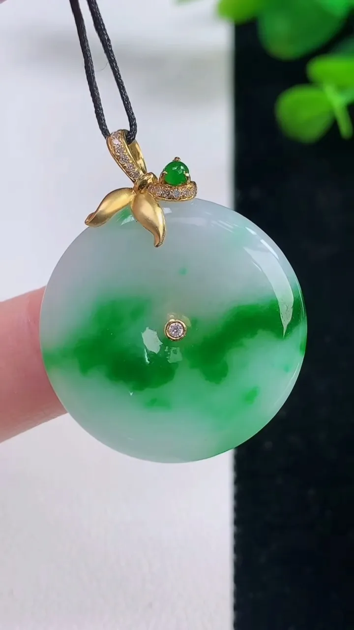 天然A货翡翠平安扣吊坠，尺寸25.7-4.2，重量:6.86g
8月29日
