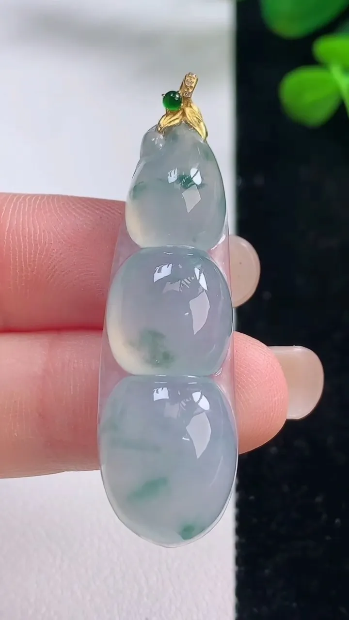 天然A货翡翠种飘花福豆 四季豆吊坠，尺寸44-13.8-7，重量:7.42g
8月29日