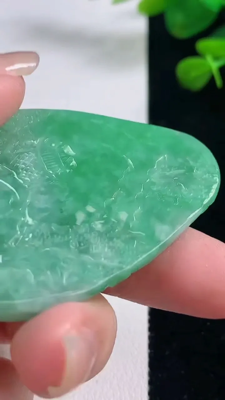 天然A货翡翠山水牌吊坠，尺寸54.5-38-8.5，重量:33.22g
8月29日