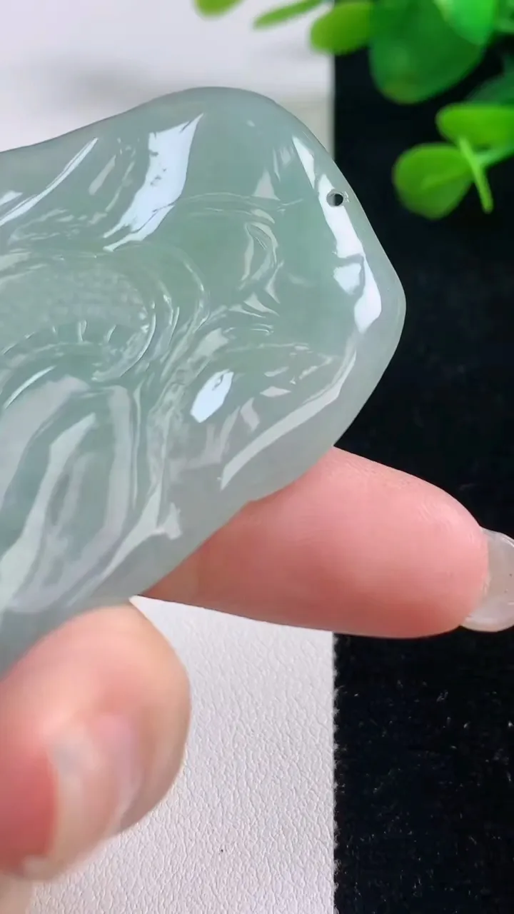 天然A货翡翠龙牌吊坠，尺寸61-43.3-10.2，重量:50.10g
8月29日