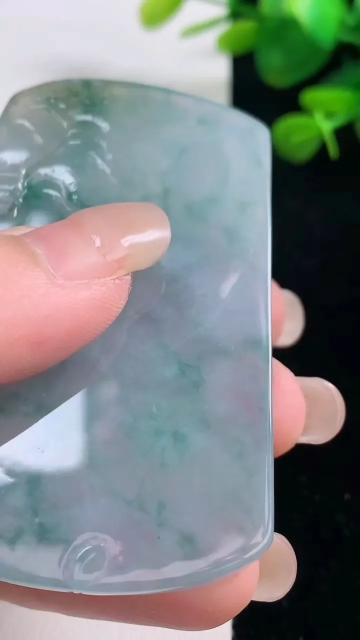 天然A货翡翠冰种飘花山水大日如来吊坠，尺寸67.8-45.7-5.3，重量:39.94g
8月29日