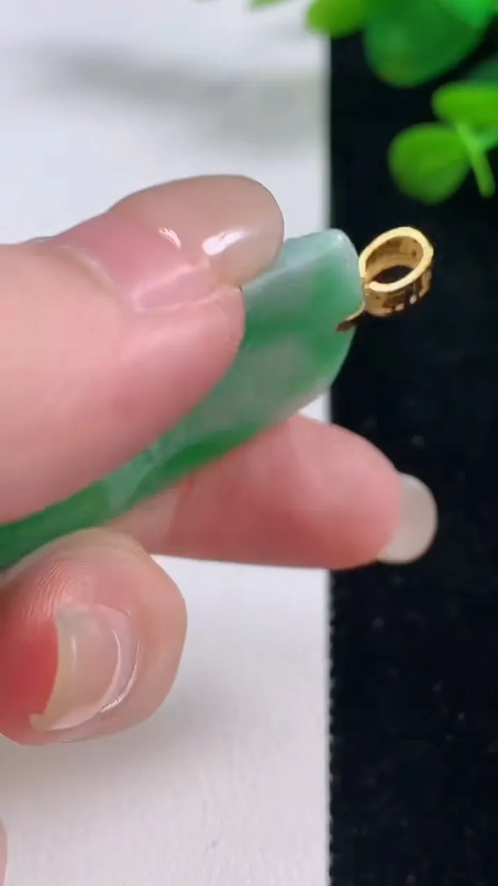 天然A货翡翠山水牌吊坠，尺寸52.5-26.2-5，重量:18.43g
8月29日