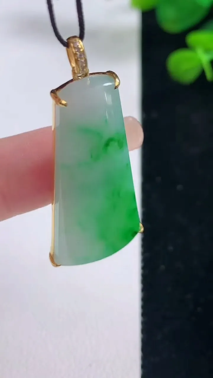 天然A货翡翠无事牌吊坠，尺寸36.5-18.2-4.5，重量:6.20g
8月29日