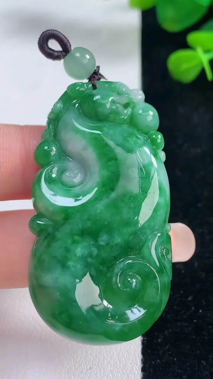 天然A货翡翠如意吊坠，尺寸50.3-26.2-8.7，重量:24.82g
8月29日