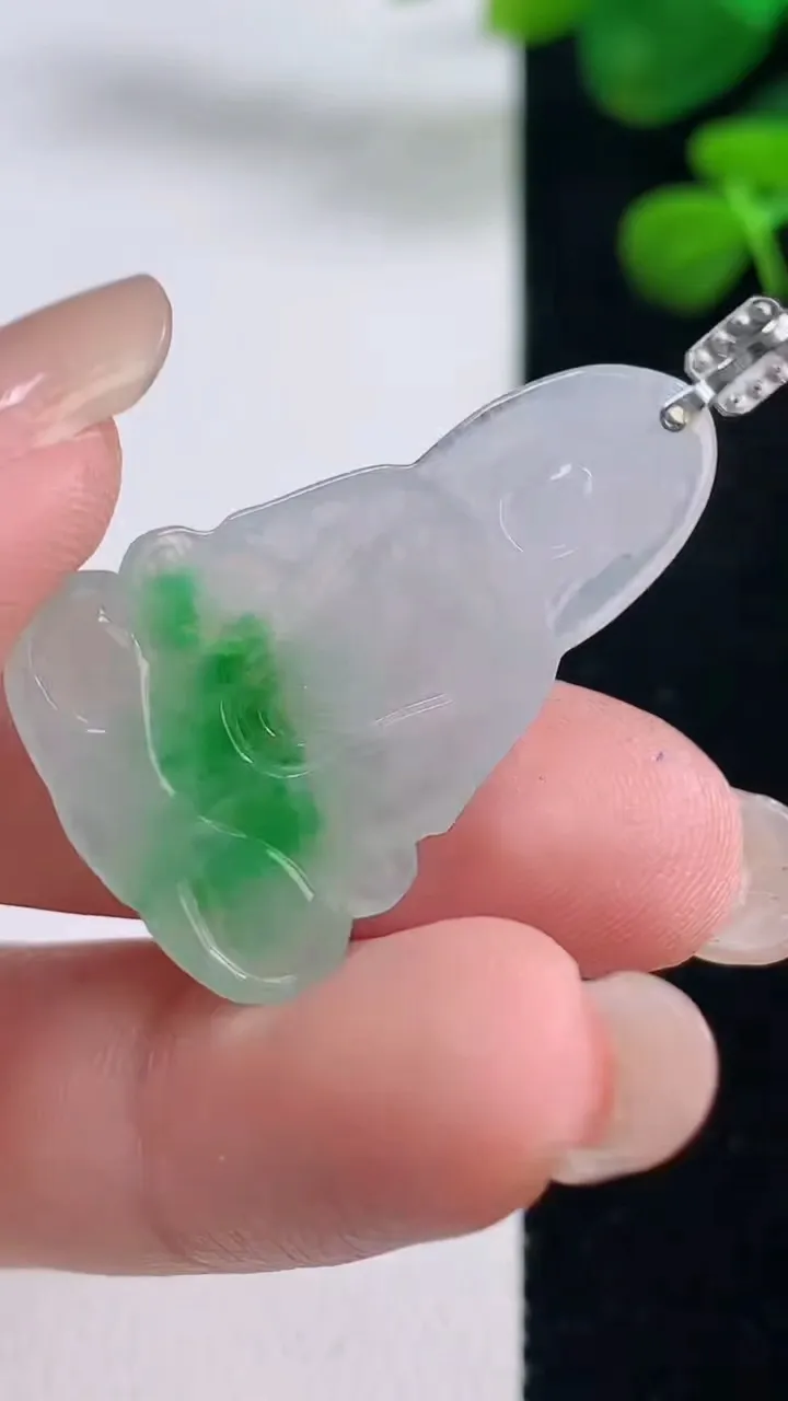 天然A货翡翠观音菩萨吊坠，尺寸33.5-19-3，重量:4.06g
8月29日