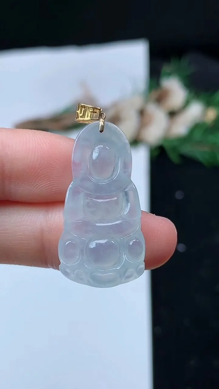 天然A货翡翠白冰观音菩萨吊坠，尺寸29.4-15.3-3.6，重量:2.79g
8月29日