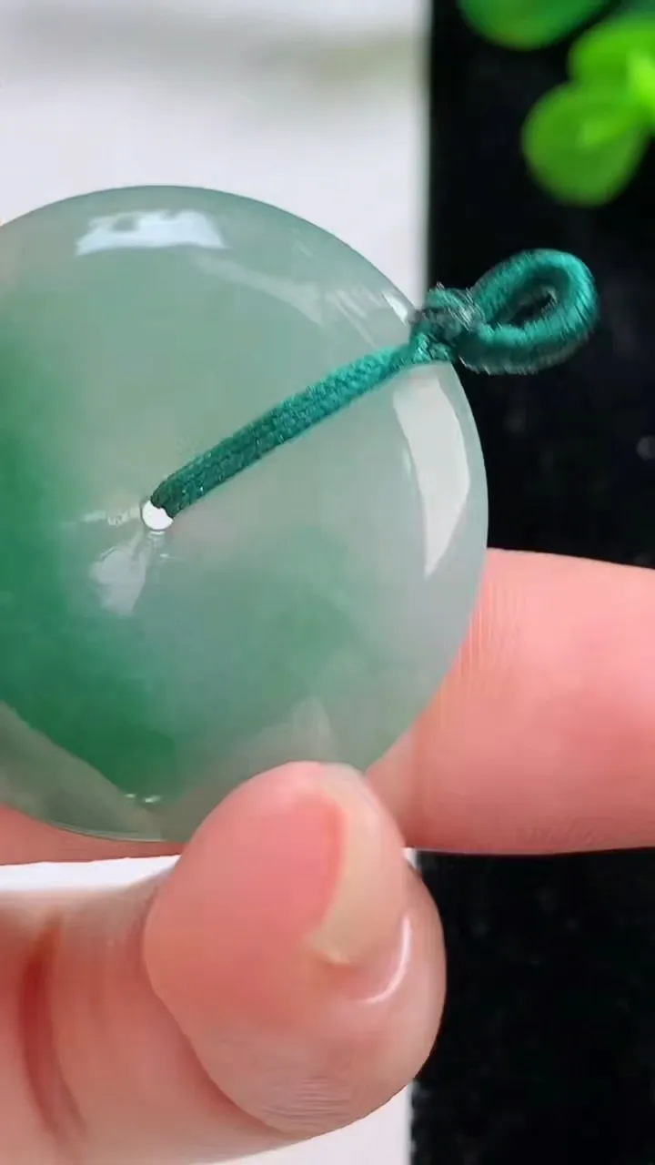 天然A货翡翠平安扣吊坠，尺寸32-5，重量:10.76g
8月29日