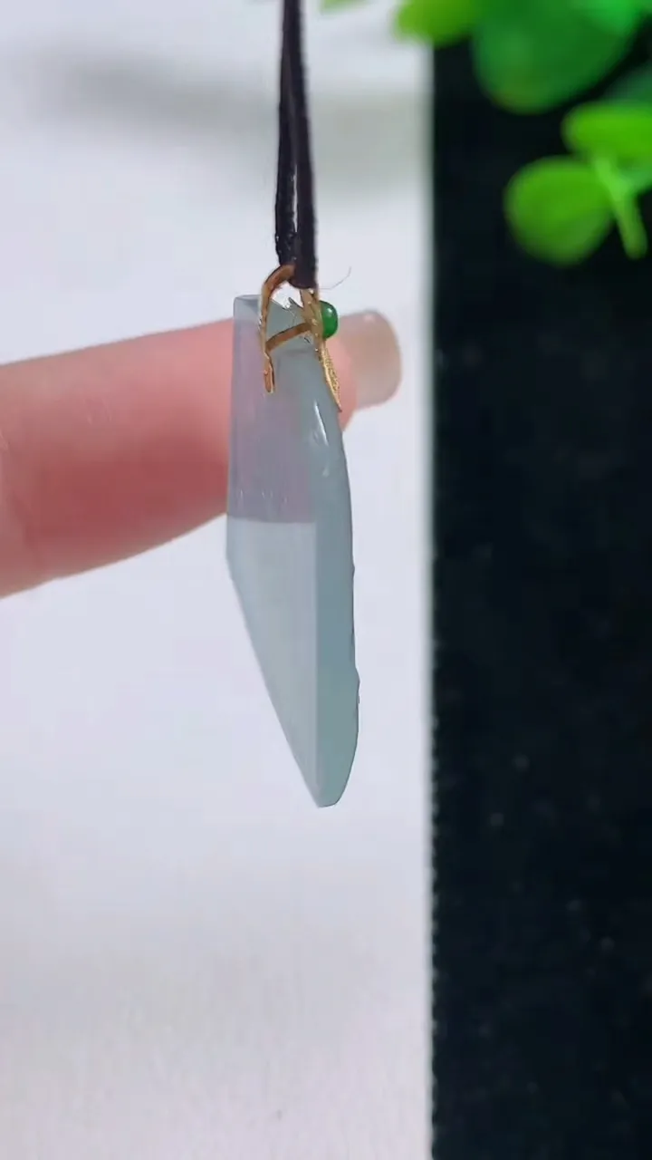天然A货翡翠种白冰一路发 梅花鹿吊坠，尺寸25.8-18.8-3.2，重量:3.99g
8月29日