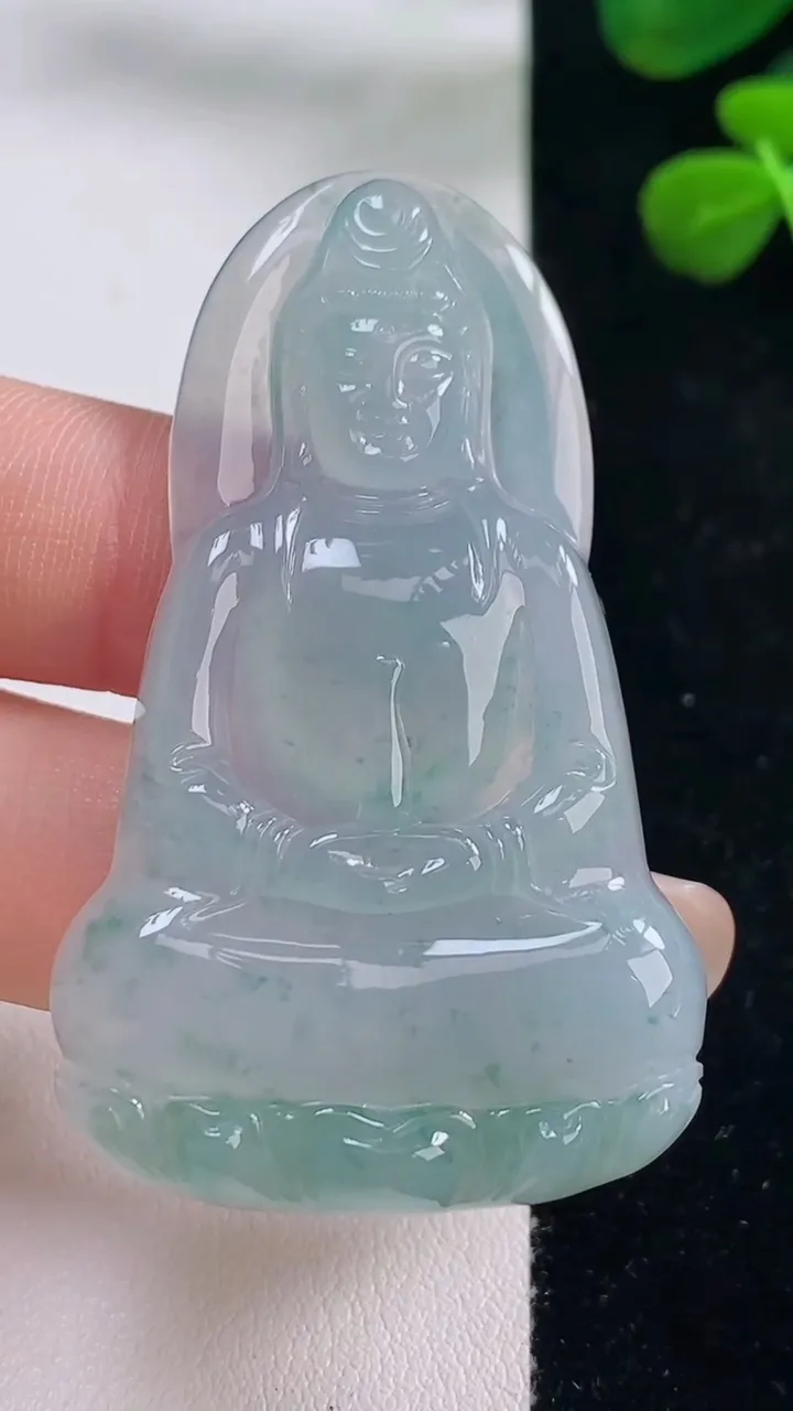 天然A货翡翠冰种飘花素衣观音菩萨吊坠，尺寸54-32-5.6，重量:17.24g
8月29日