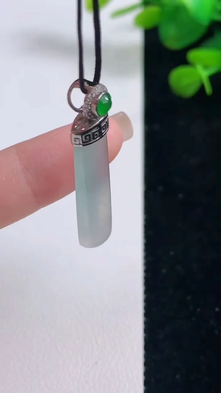 天然A货翡翠种白冰平安柱吊坠，尺寸30.7-8.7-4.2，重量:3.40g
8月29日