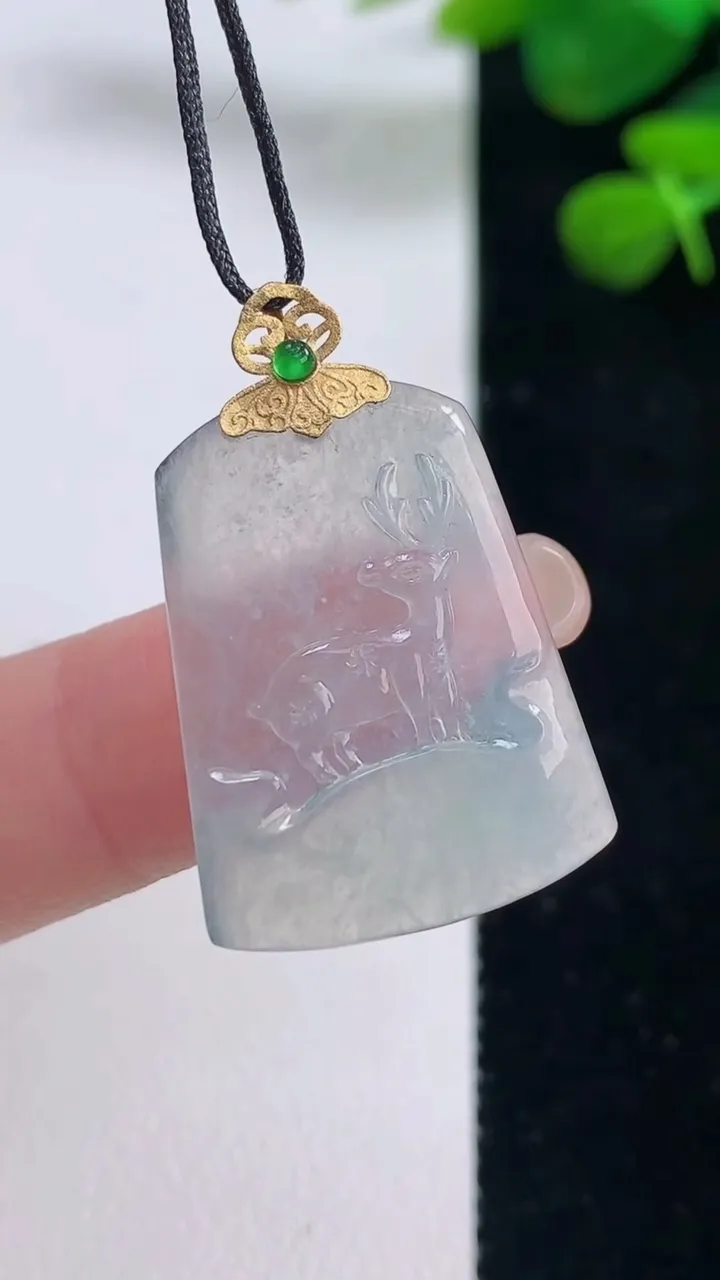 天然A货翡翠种白冰一路发 梅花鹿吊坠，尺寸25.8-18.8-3.2，重量:3.99g
8月29日