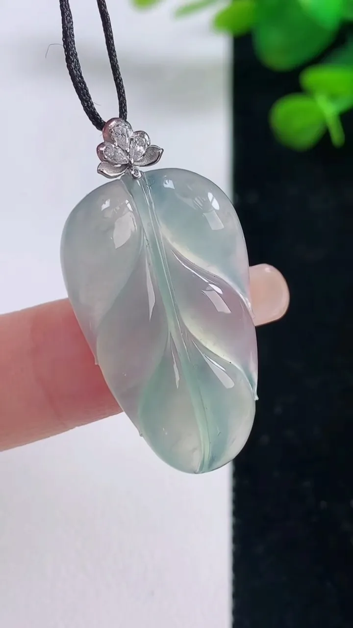 天然A货翡翠金枝玉叶 叶子吊坠，尺寸29.6-17-4.4，重量:4.38g
8月29日