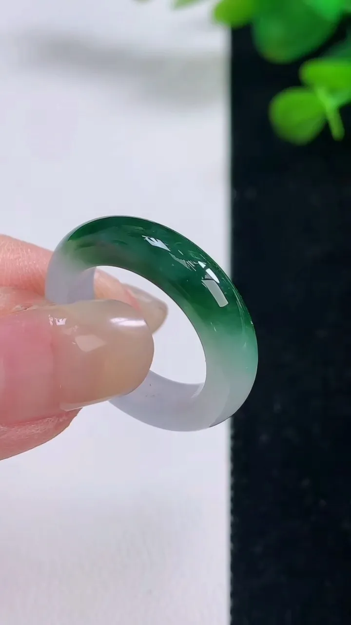 天然A货翡翠指环 戒指，尺寸17.5-5.2-3.7，重量:4.00g2025年8月29日
工厂直销
