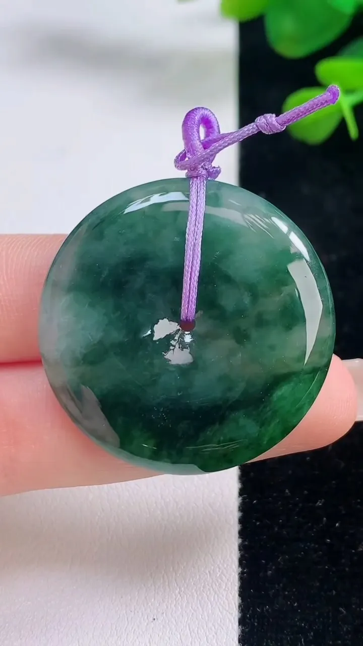天然A货翡翠冰种飘花平安扣吊坠，尺寸34.5-5.2，重量:13.98g
8月29日