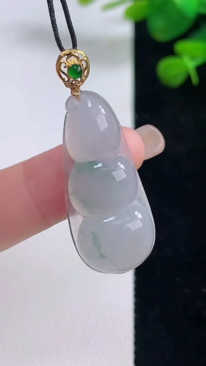 天然A货翡翠种飘花福豆 四季豆吊坠，尺寸32.4-14-5.7，重量:5.22g
8月29日