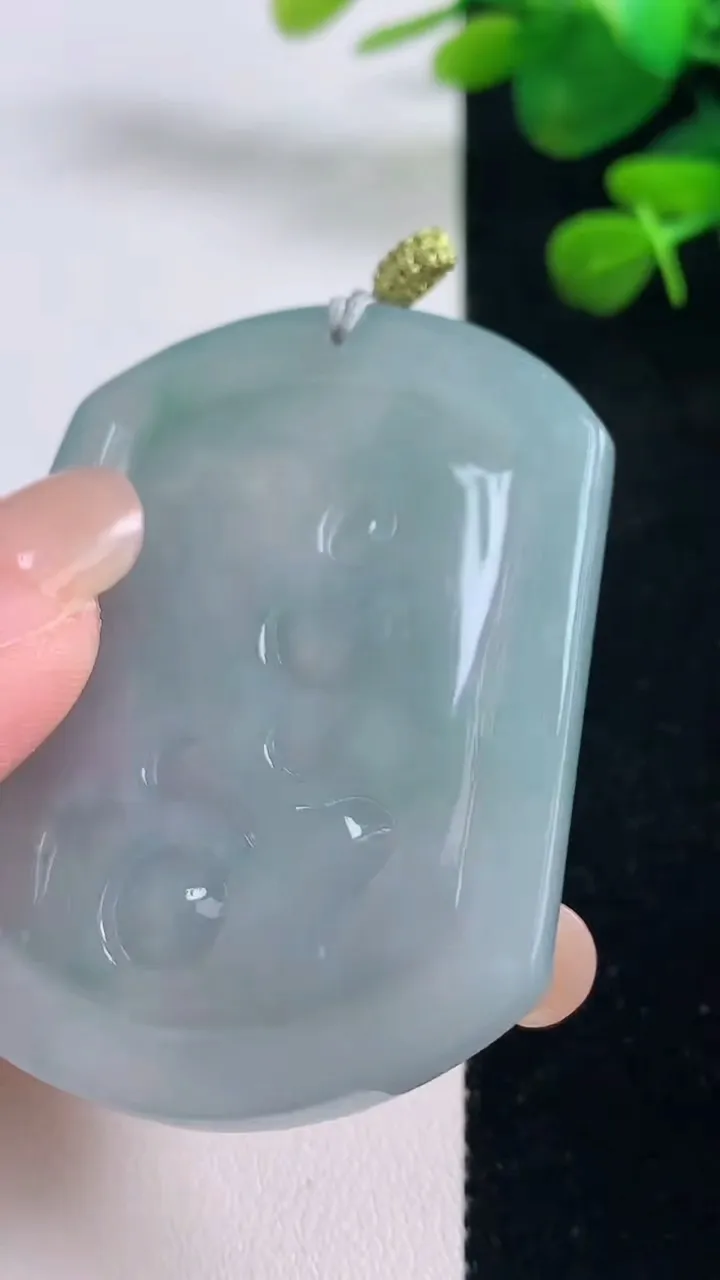 天然A货翡翠普贤菩萨吊坠，尺寸54-43.3-6.7，重量:35.39g
8月29日