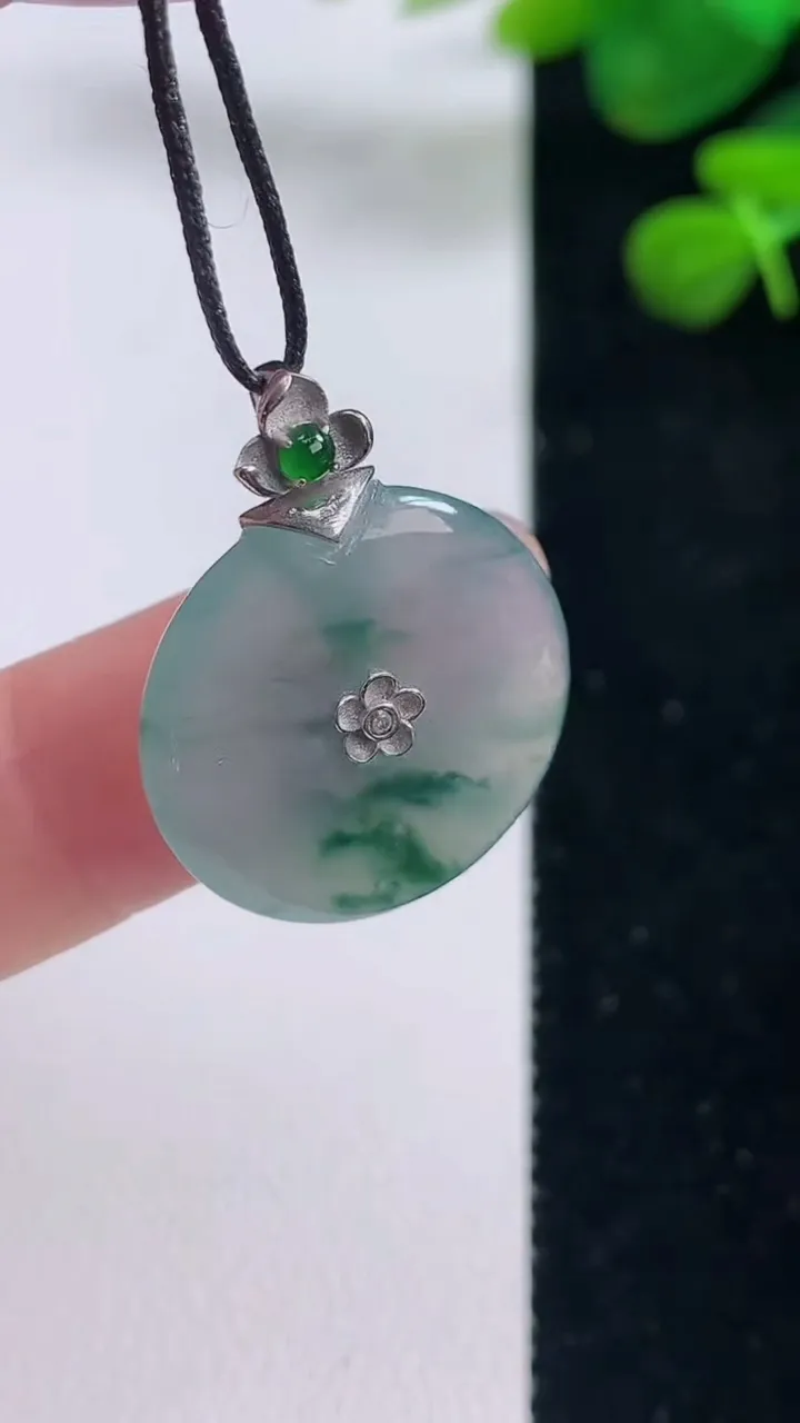 天然A货翡翠种飘花平安扣吊坠，尺寸21-3.7，重量:3.89g
8月29日