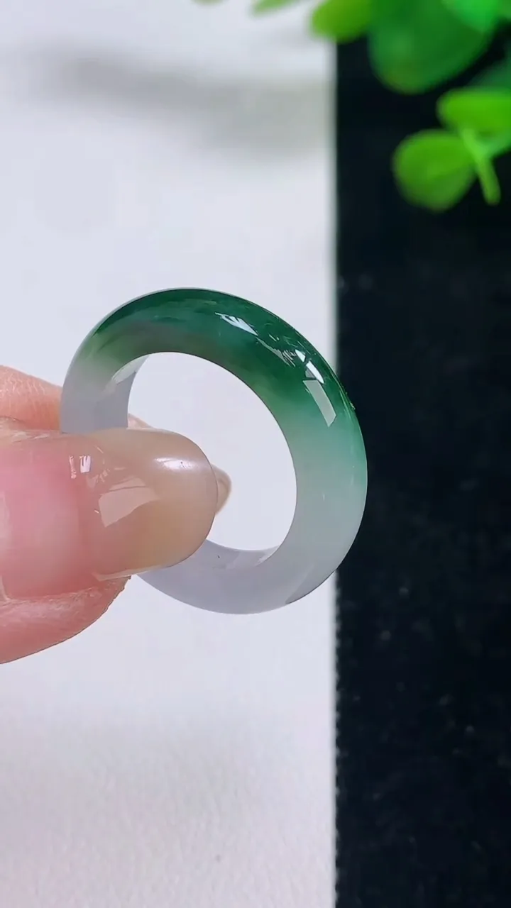 天然A货翡翠指环 戒指，尺寸17.5-5.2-3.7，重量:4.00g2025年8月29日
工厂直销收藏佳品,种好水足，色泽均匀，有种有色，上手高大气！